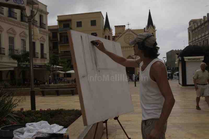 Más de 40 artistas pintan a contrarreloj en el certamen de pintura de Melilla