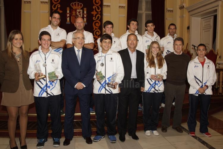 Los mundialistas de Padel junto al presidente Imbroda, Consejero de Deportes y Sofia Acedo