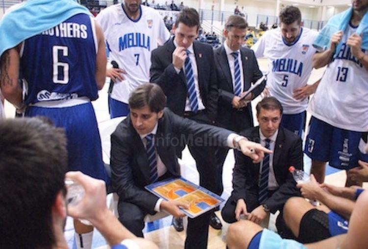 Alejandro Alcoba dando instrucciones a sus jugadores