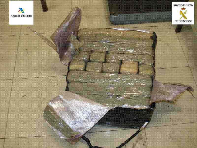 Detenidos tres jóvenes melillenses cuando intentaban introducir droga por la borda del buque con destino a Málaga