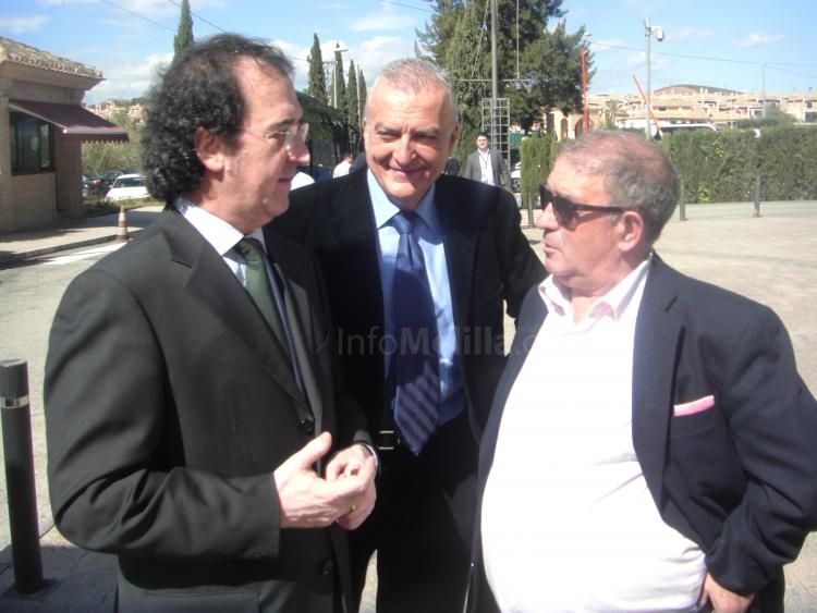 Avelino Gutierrez conversando con compañeros tras una cofenrencia a nivel nacional