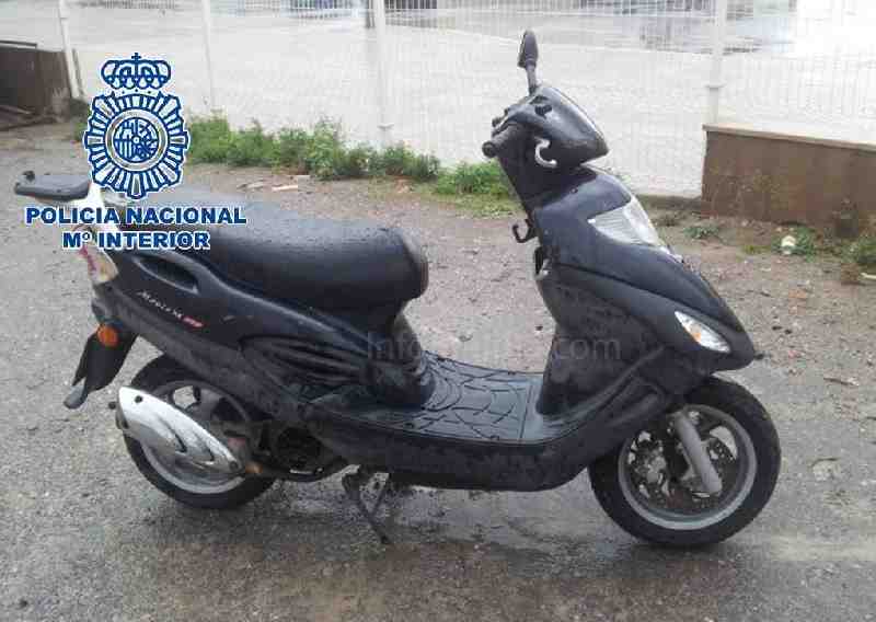 Agentes de la Policía Nacional detienen a un joven cuando intentaba sustraer una motocicleta