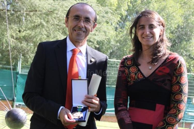 El recientemente elegido presidente de la FET, José Hidalgo, junto a una triatleta