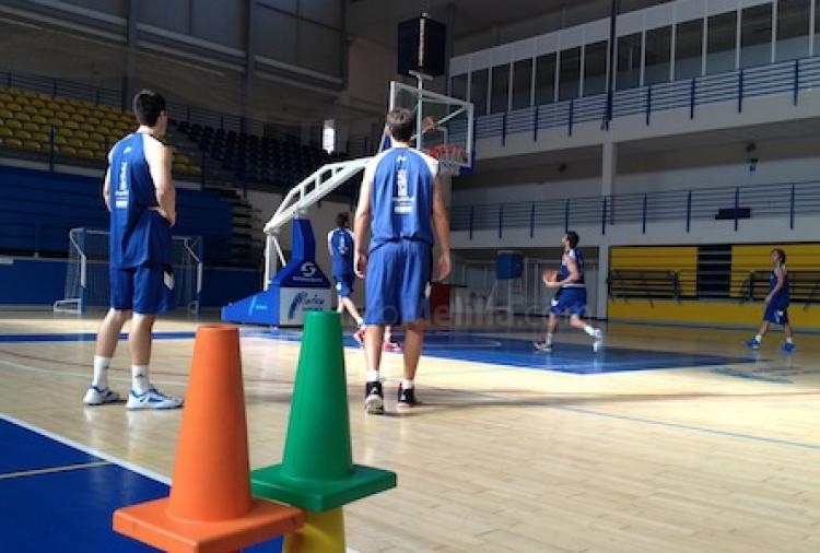 La plantilla se entrena en doble sesión a la víspera del amistoso ante el CAM Enrique Soler