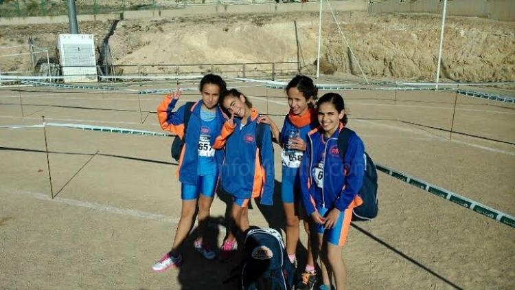Las atletas melillenses después de la prueba