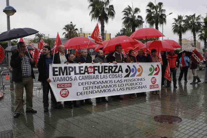 Medio centenar de personas apoya en Melilla protesta contra los recortes del Gobierno convocada por los sindicatos