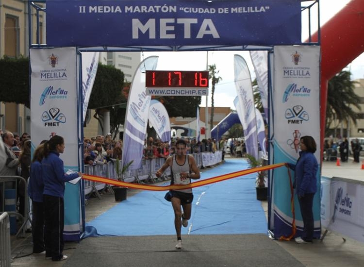 Khalid en el momento de traspasar la línea de meta