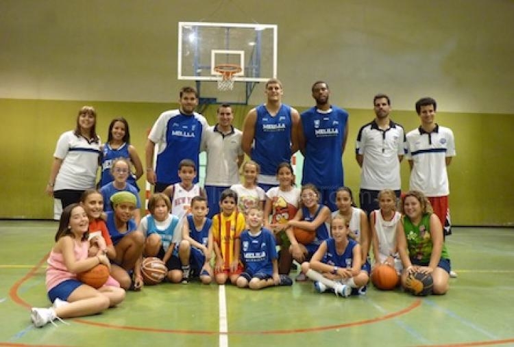 Jugadores de Melilla Baloncesto con alumnos