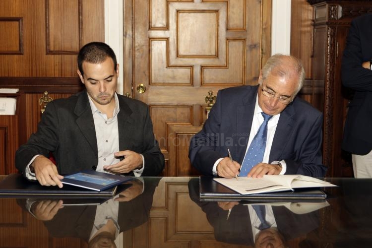 Barco Ballesteros e Imbroda firmando el acuerdo