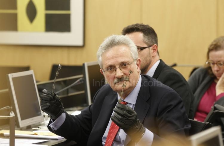 Izquierda Plural y el PSOE exhiben en el Congreso pedazos de la concertina