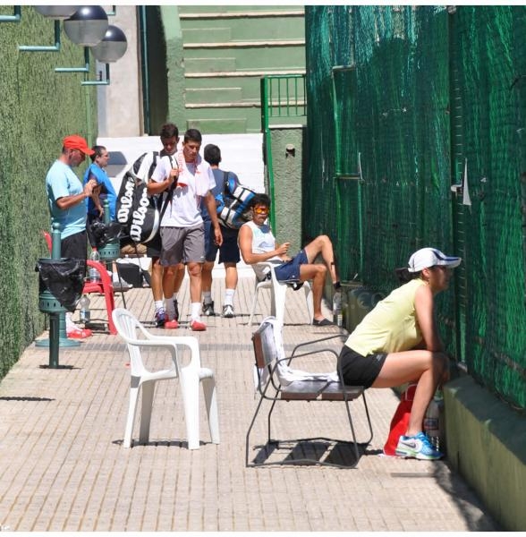 Momento de descanso para algunos participantes