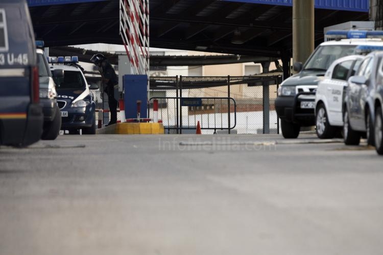 Ocho subsaharianos entran a Melilla en un coche que se saltó el control policial en el paso de Beni Enzar