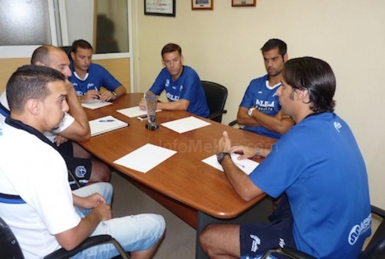 Reunión del todo el cuerpo técnico