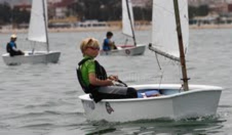 Vela: Miguel Dueñas vence el trofeo en la categoría de óptimist
