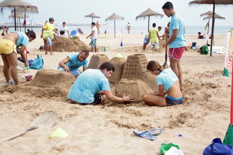 'La Gran Movida' lleva el arte a la playa con la tradicional prueba de figuras de arena