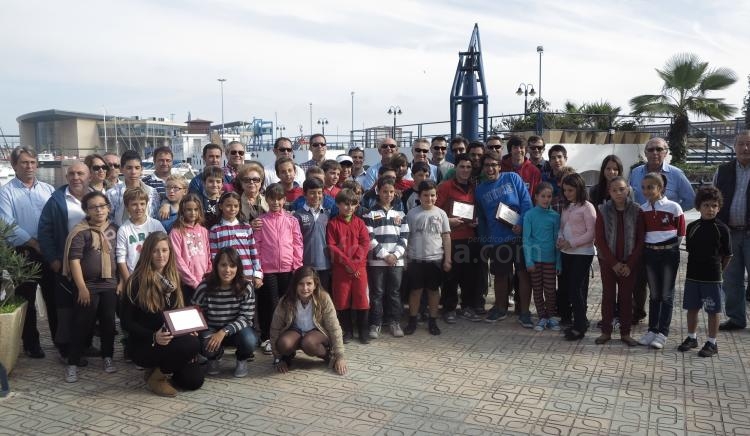 Los regatitas del RCM con familiares del desparecido Comodoro Antonio Pérez "Pinori"