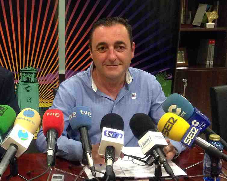 Mateo resalta el interés de Fomento por ampliar el horario del aeropuerto