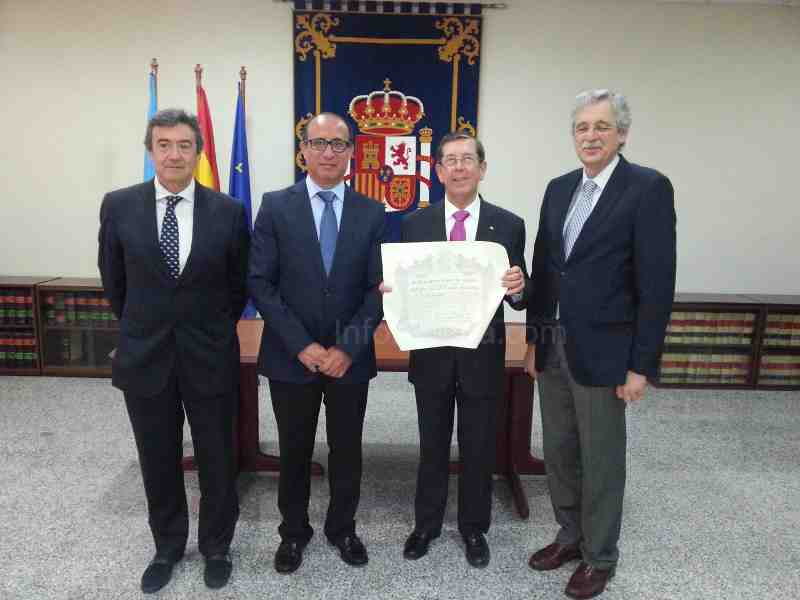 El catedrático José Luis Estrada ingresa en la Orden del Mérito Civil