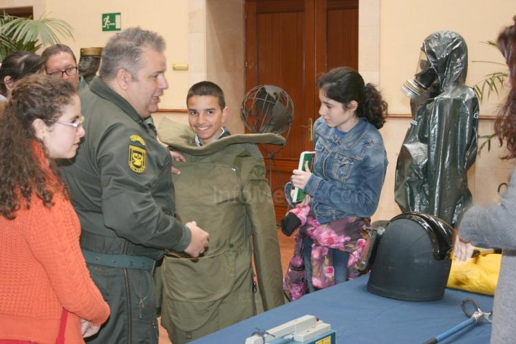 Alumnos del IES Miguel Fernández participan en una jornada de convivencia con la Guardia Civil