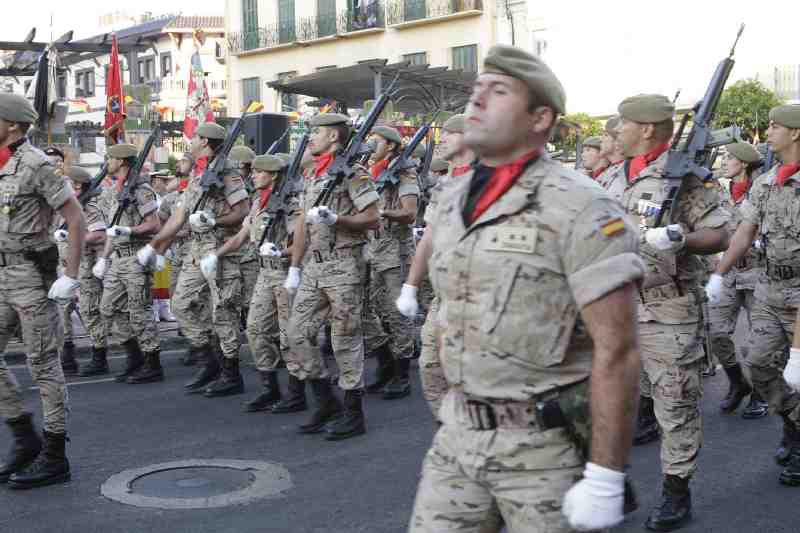 Cientos de personas asisten el desfile de las Fuerzas Armadas en Melilla
