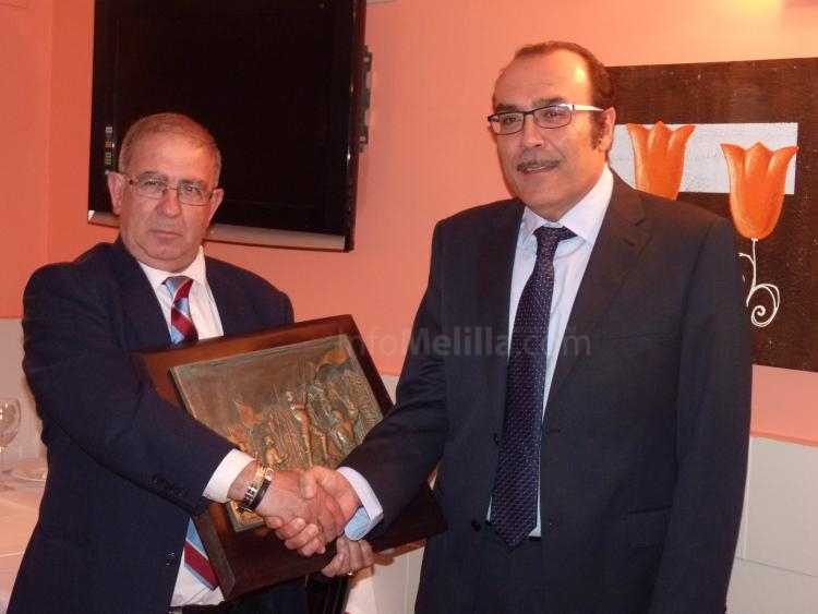Gutierrez entrega el premio a Auday