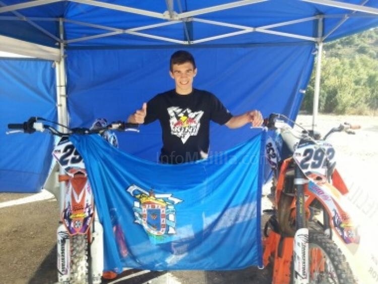 Borja Martín, luciendo la bandera de la Ciudad Autónoma de Melilla