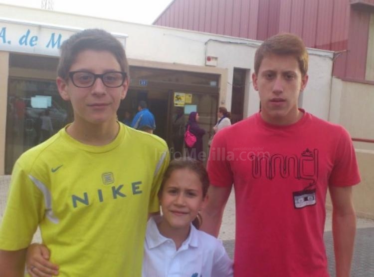 Fernando Nicasio junto a sus hermanos, también nadadores
