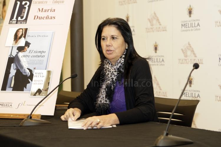 Chocrón junto al cartel que anuncia el acto