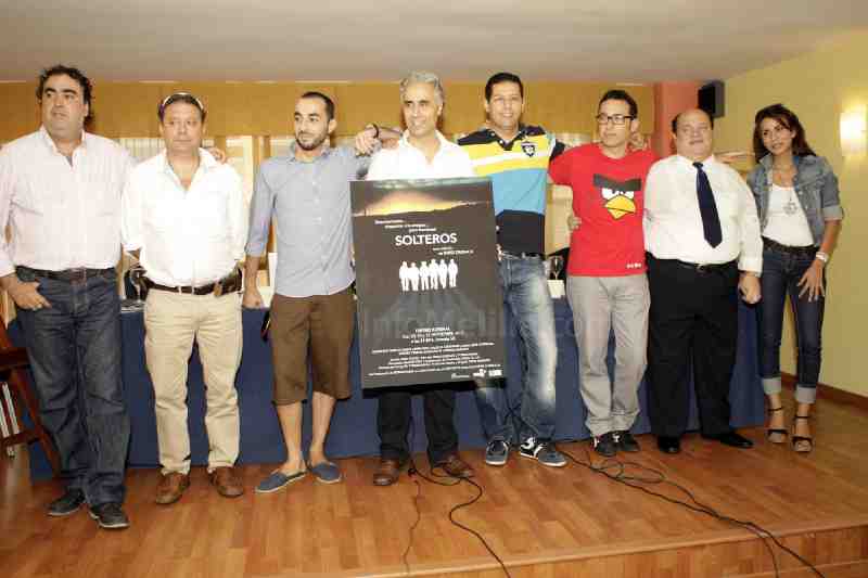 Deiback con parte del reparto de 'Solteros'