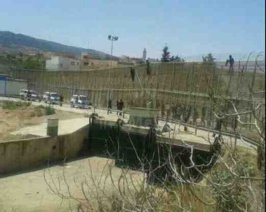 Momento del salto tomado por algunas personas que aguardaban en la frontera de Farhana