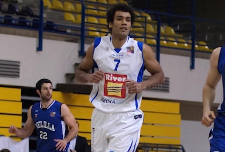 Devin vistiendo la elástica andorrana en una visita al "Javier Imbroda" la pasada temporada