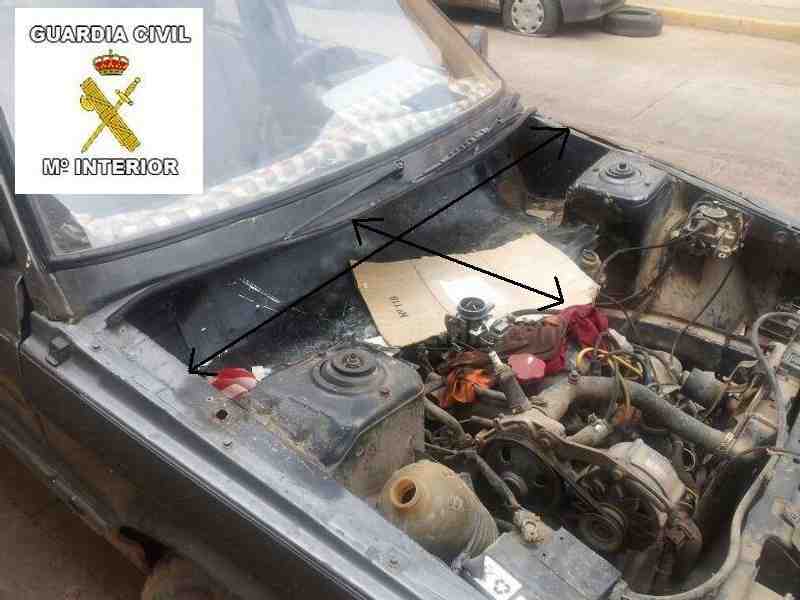 La Guardia Civil auxilia a dos inmigrantes localizados en el doble fondo de un vehículo