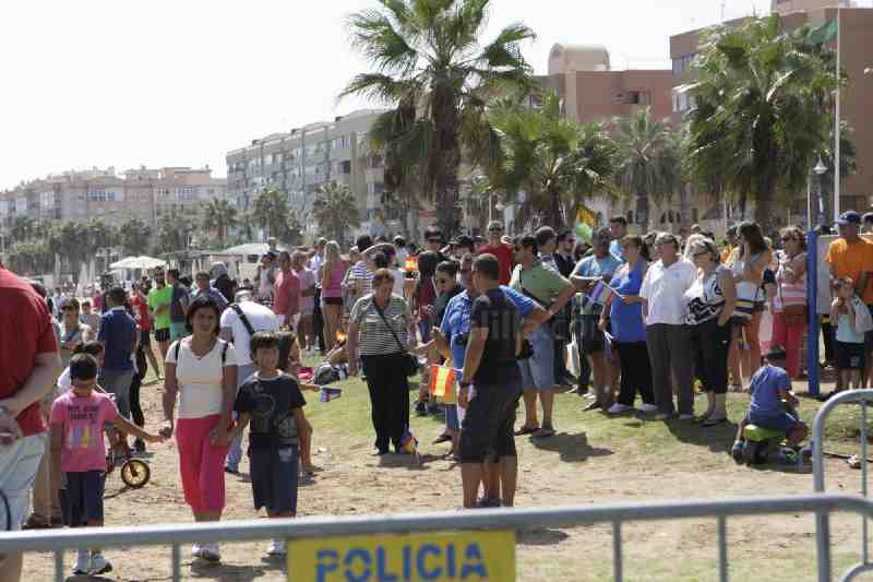Miles de melillenses asisten a la exhibición de saltos acrobáticos que el Ejército ha llevado a cabo para celebrar el 516 aniversario de Melilla