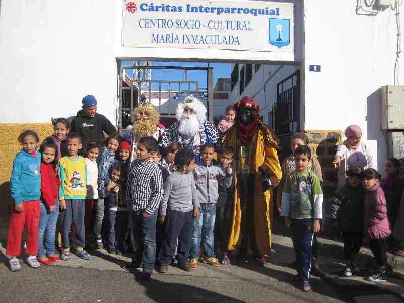 Los Reyes Magos, enviados por NNGG, reparten juguetes a los niños del Monte María Cristina