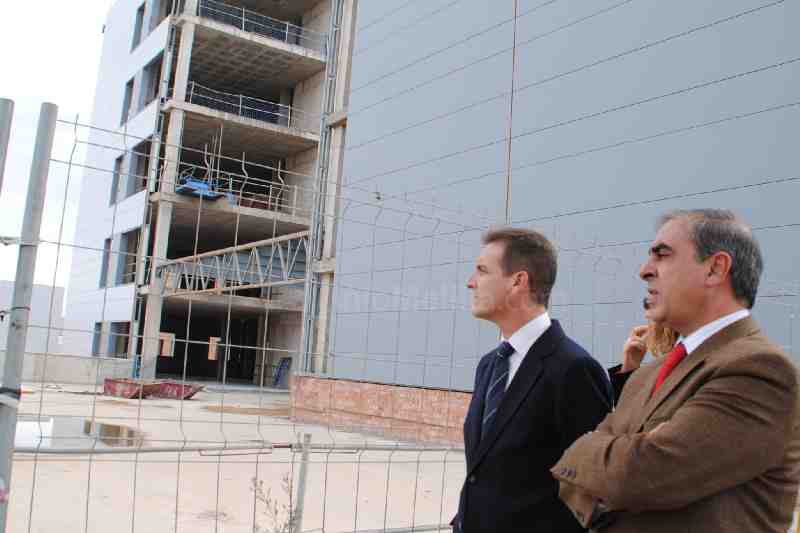 Olmos junto a Escobar en las obras del nuevo Hospital