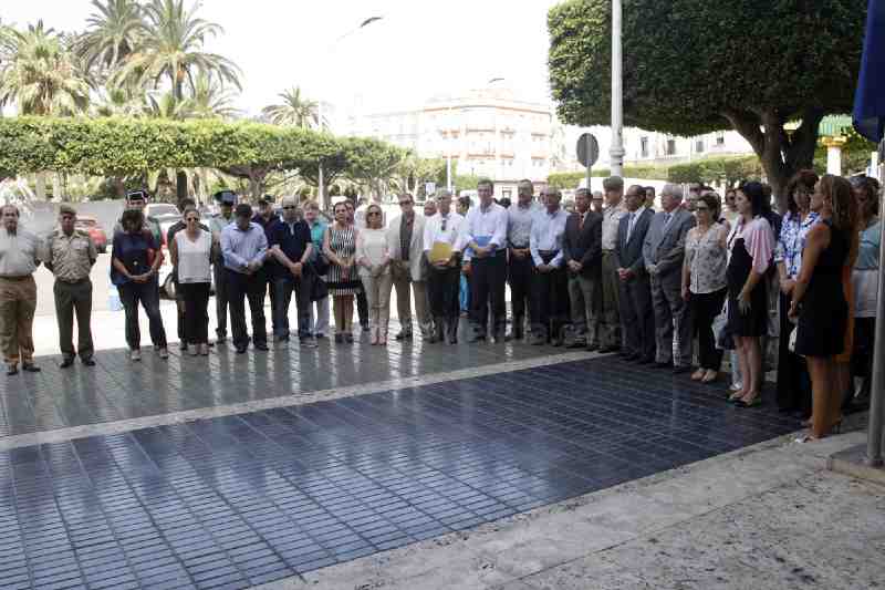 Minuto de silencio en la puerta del Palacio de la Asamblea