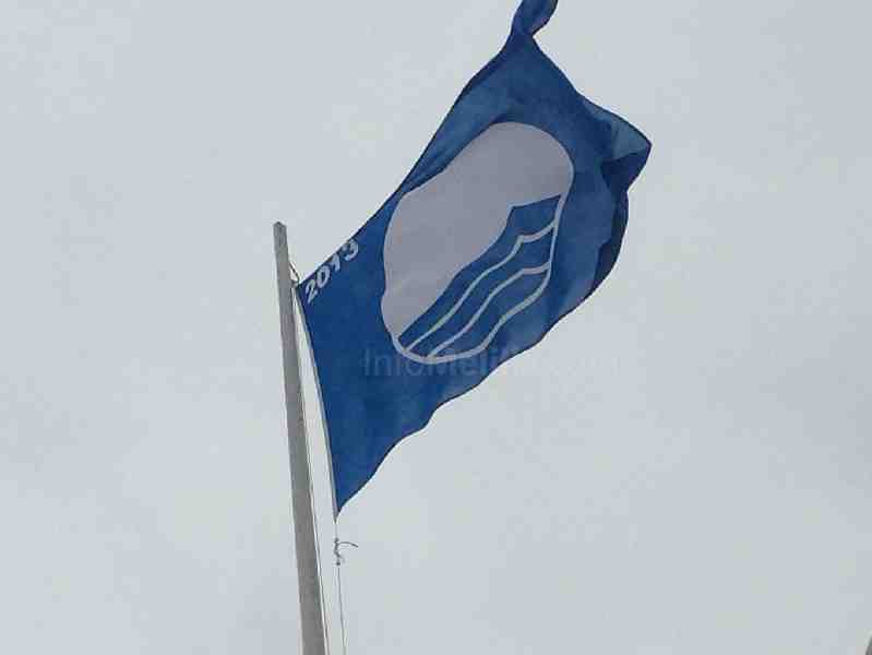 Las playas de Melilla lucen la bandera azul por la calidad de sus servicios
