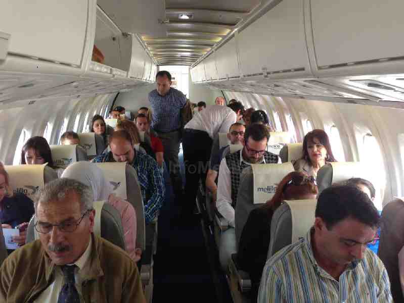 Los pasajeros tomando asiento en el avión