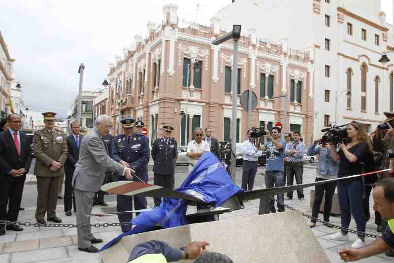 Una hélice de un avión T-12 recuerda la unión de Melilla con la aviación
