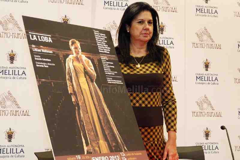 Simi Chocrón junto al cartel anunciador de la obra