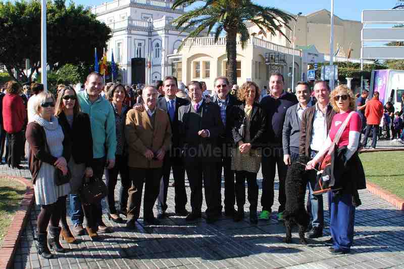 Escobar junto a miembros socialistas durante el acto de esta mañana