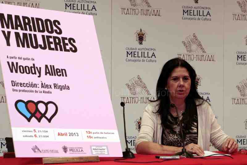 La consejera de Cultura presentando la obra