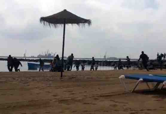 Llegada de la embarcación a la playa
