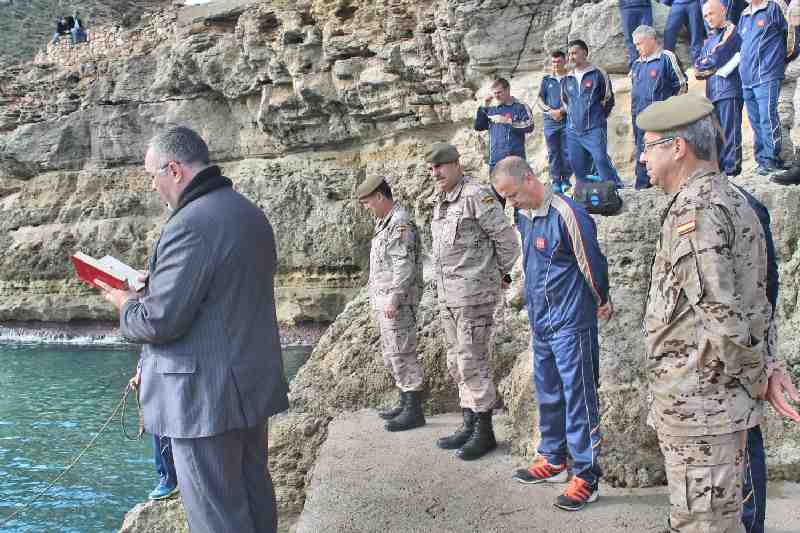 Buzos del Ejército sumergen en aguas de Melilla un portal de Belén