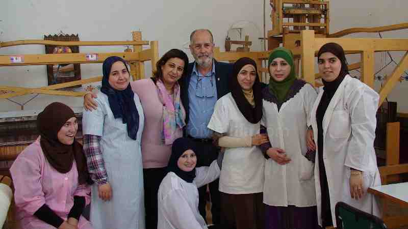 Peinado junto a mujeres miembros de la Cooperativa