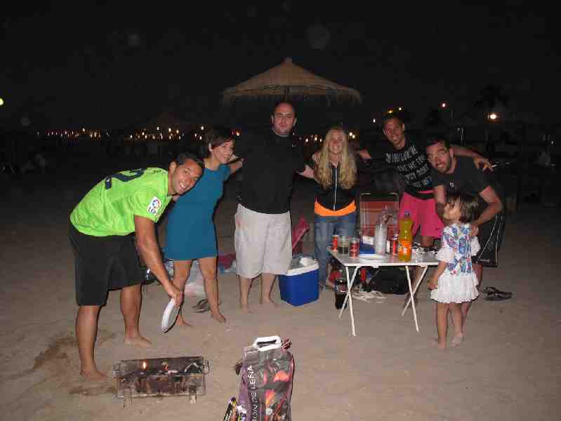 Las familias disfrutando de la típica moraga playera