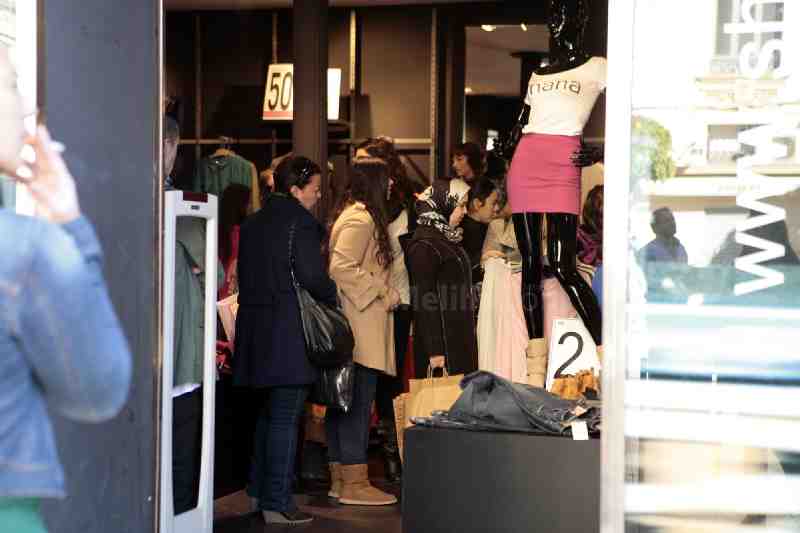 A pesar de la resaca navideña, cientos de melillenses acuden al centro a disfrutar de las rebajas de invierno