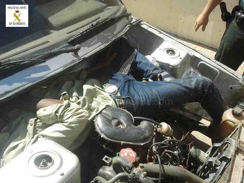 Dos agentes heridos al detener a un marroquí que transportaba inmigrantes