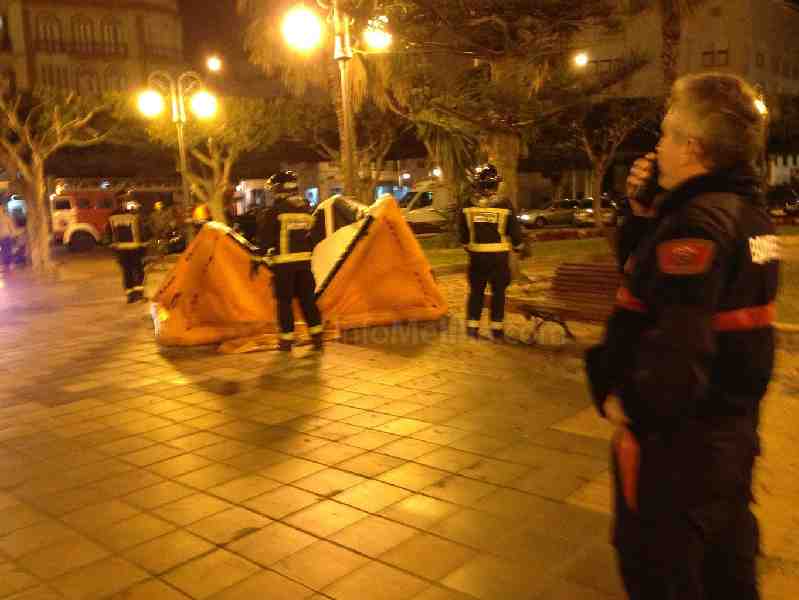 Un argelino vuelve a subirse a un árbol y termina saltando al colchón de los bomberos