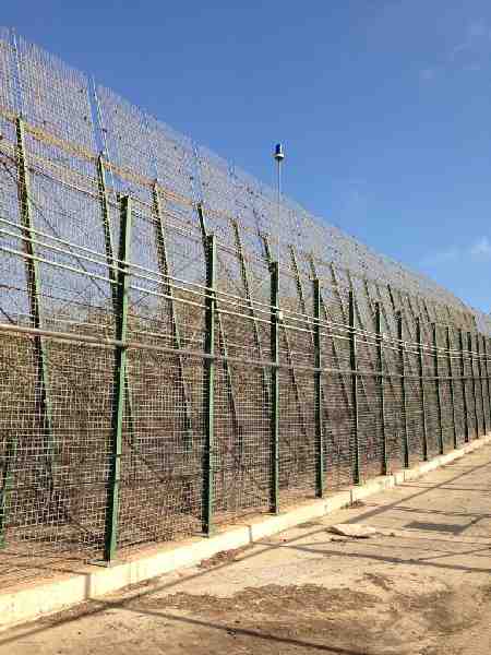 La sirga: De valla infranqueable a facilitar el salto a los inmigrantes